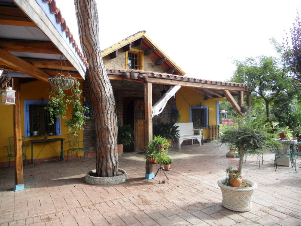 Дом в испанском стиле на побережье Коста-Брава с виноградником